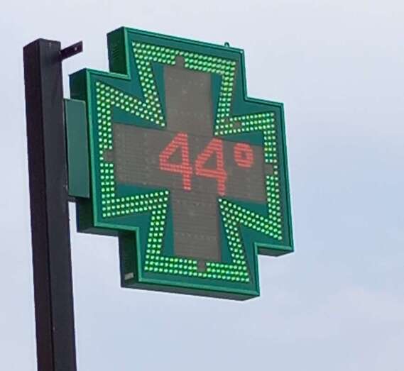 Reloj callejero de la farmacia de La Barrera en Valsequillo/TA